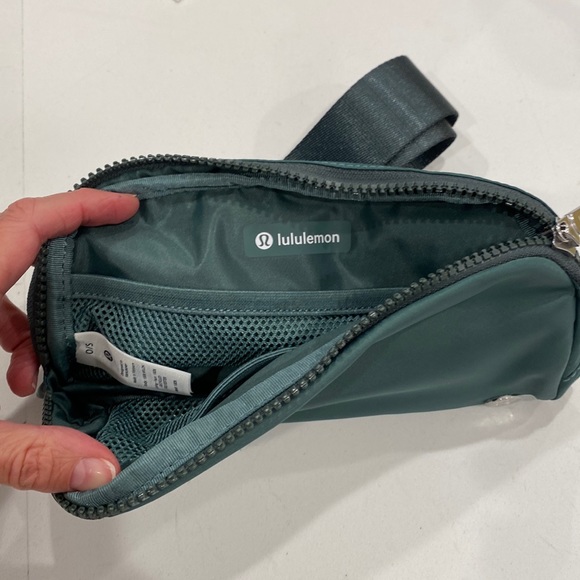 LULULEMON 1LBELT BAG IN MEDIUM FOREST/DARK FOREST - Picture 9 of 9